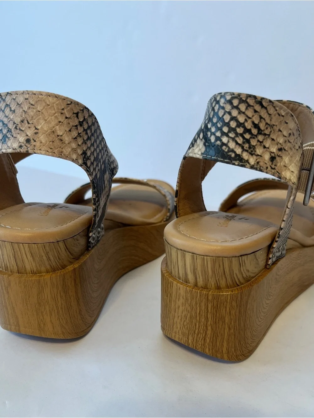 Universal Thread Snake print Platform Sandals size 6.5 with Wood-Effect Sole